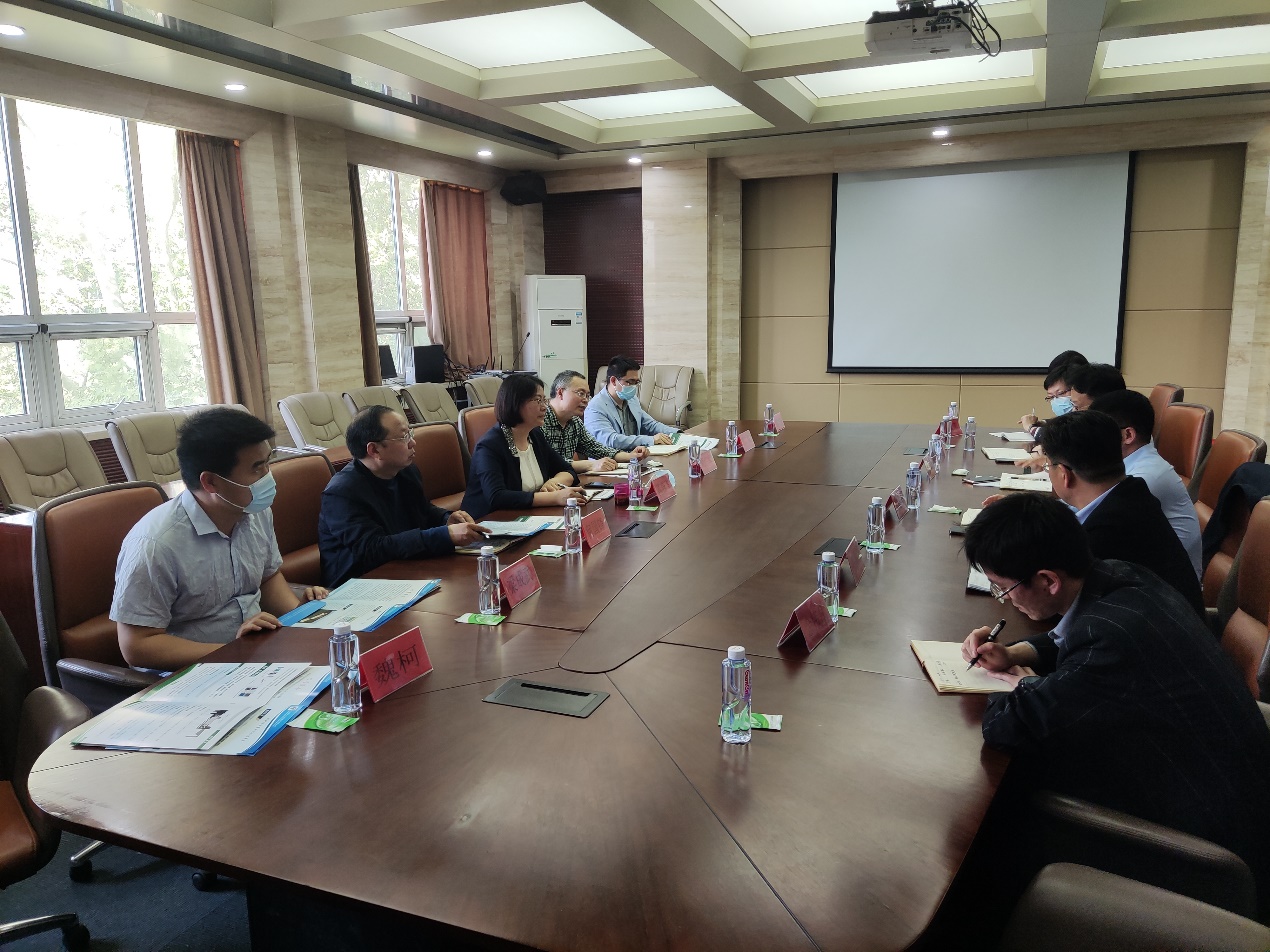 一群人坐在桌子前描述已自动生成